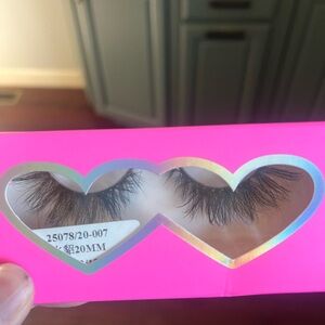 Dramatic False Eyelashes in Pink Packaging